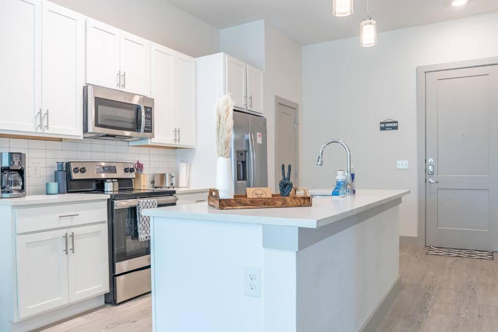 Beautiful Riverwalk Apt With Full Amenities, King Bed & Free Parking San Antonio Luaran gambar