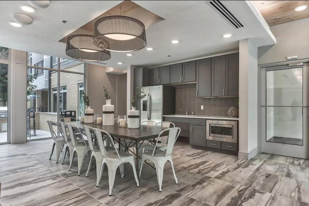 Beautiful Riverwalk Apt With Full Amenities, King Bed & Free Parking San Antonio Luaran gambar