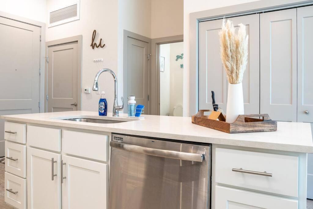 Beautiful Riverwalk Apt With Full Amenities, King Bed & Free Parking San Antonio Luaran gambar