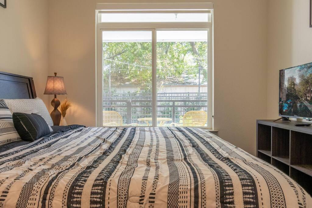 Beautiful Riverwalk Apt With Full Amenities, King Bed & Free Parking San Antonio Luaran gambar