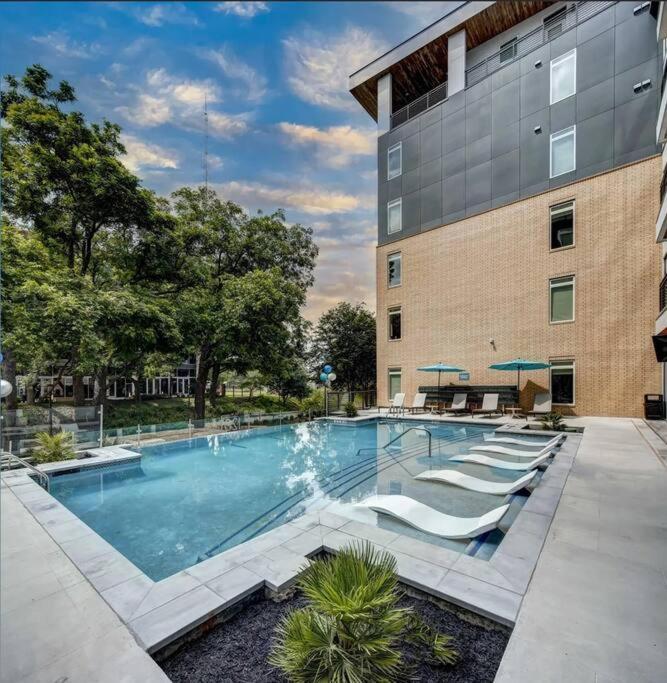Beautiful Riverwalk Apt With Full Amenities, King Bed & Free Parking San Antonio Luaran gambar