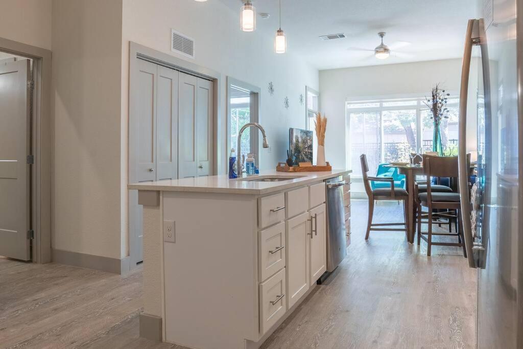 Beautiful Riverwalk Apt With Full Amenities, King Bed & Free Parking San Antonio Luaran gambar